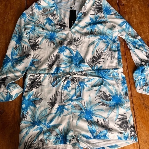 2/40$
Jieru onepiece tropical long sleeve white and bleu size medium - Picture 13 of 14